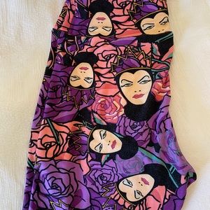 🍎LuLaRoe Snow White’s Evil Queen OS Leggings.